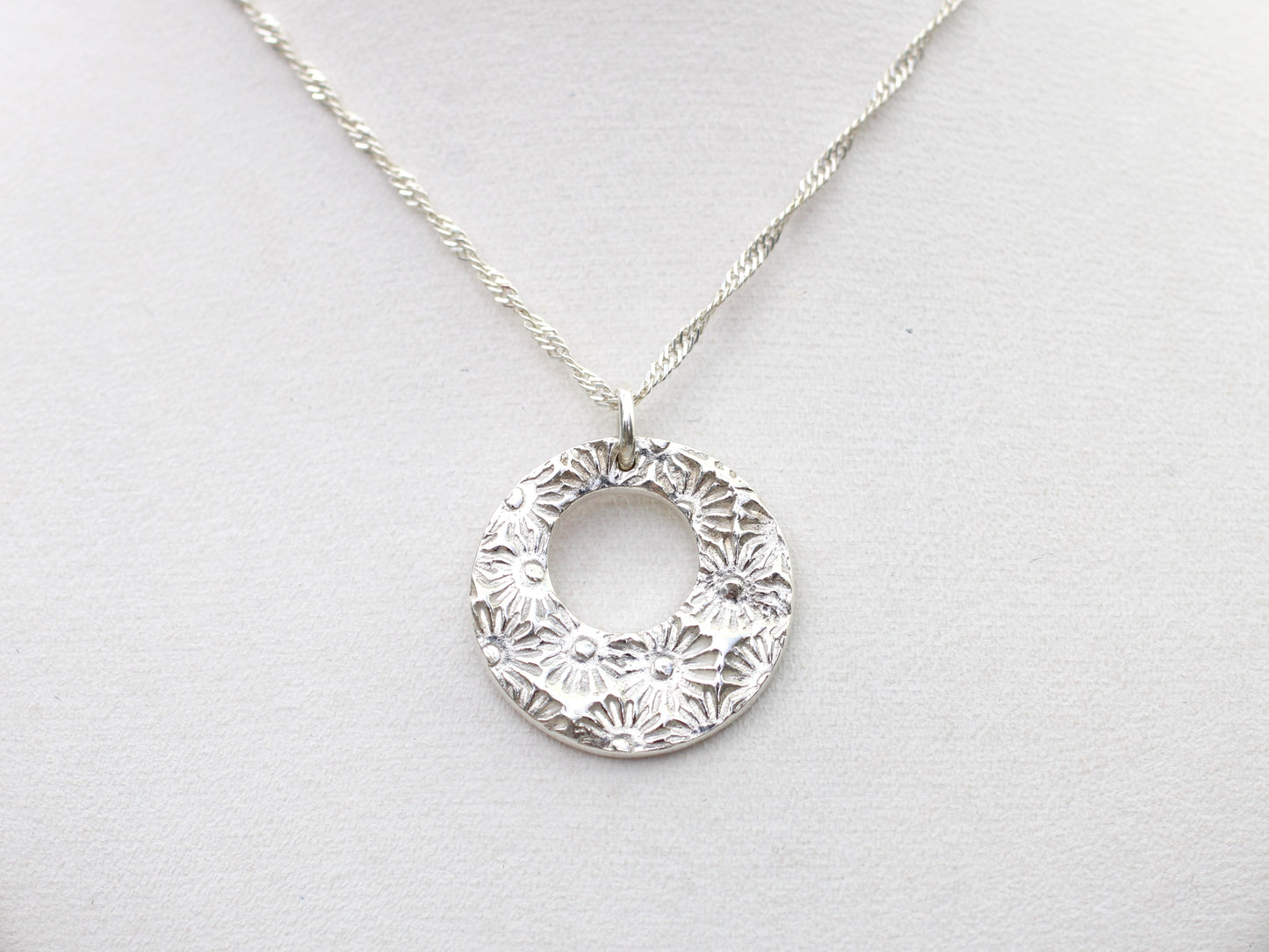 Daisy pendant necklace.