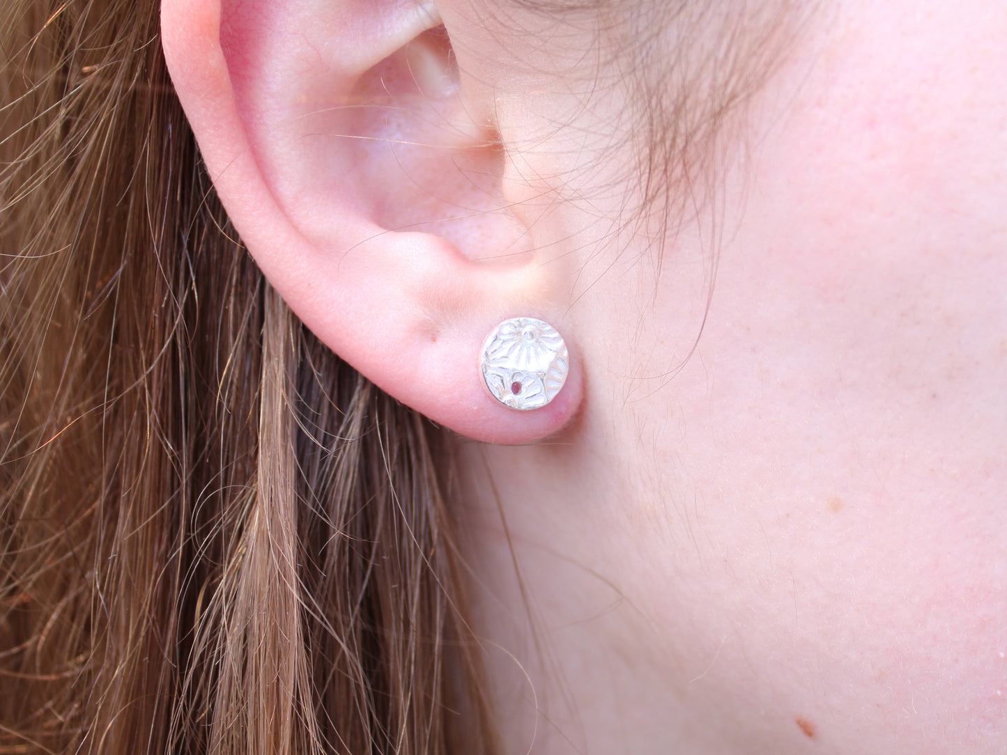 Daisy stud earrings.