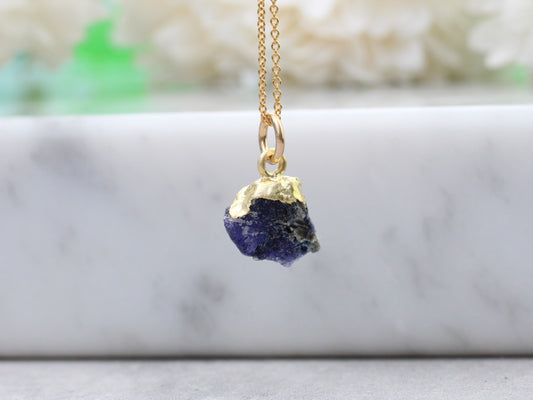 Raw sapphire necklace in gold.