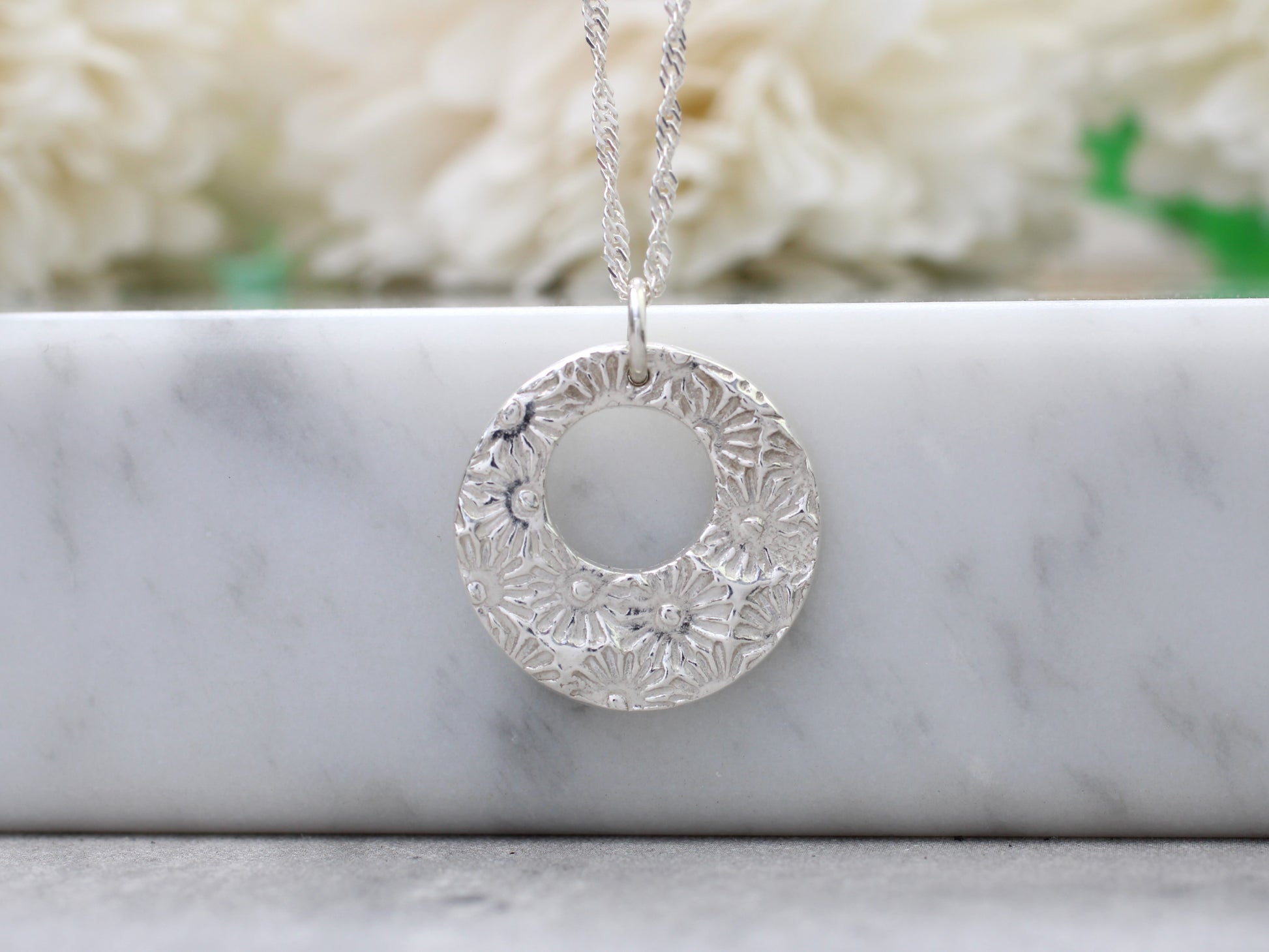 daisy pendant necklace